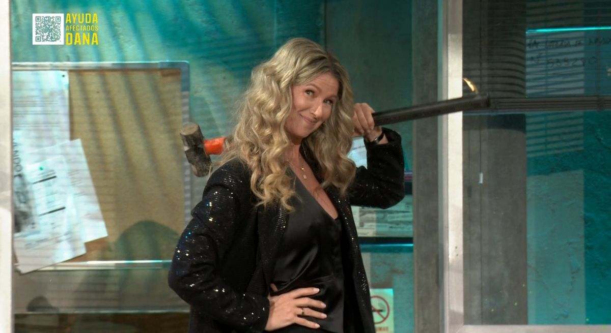 Anne Igartiburu posando con un martillo en el programa de La Revuelta de David Broncano