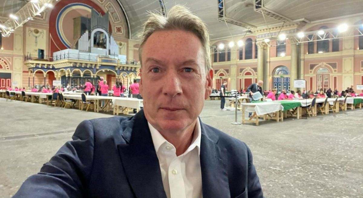 Gardner posando durante las elecciones de Haringey