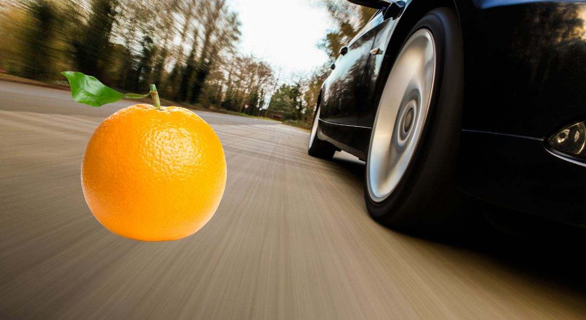 Montaje de una naranja y un coche circulando
