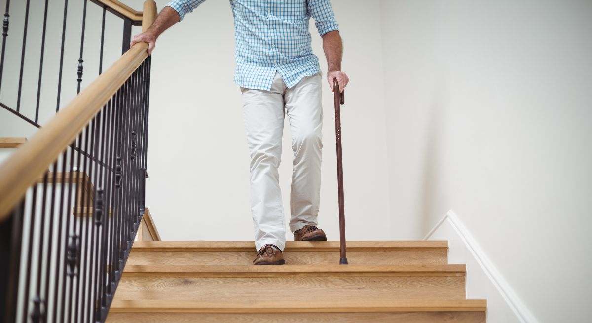 anciano-escaleras-casa-persona-mayor-iStock-645011630.jpg