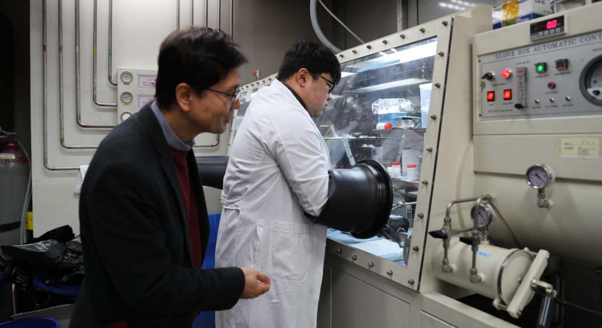 El equipo del profesor Jong-sung Yu trabaja en el laboratorio del DGIST