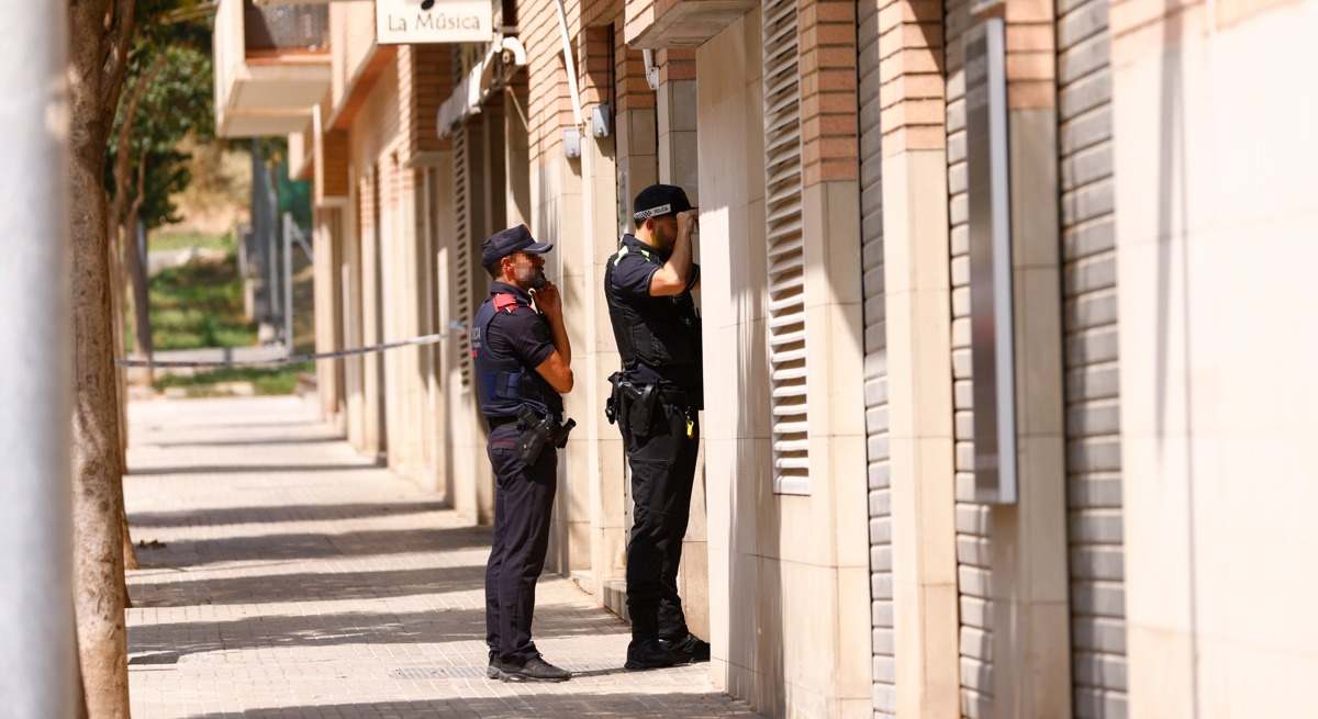 Efectivos de los Mossos d'Esquadra, en una de las casas afectadas.