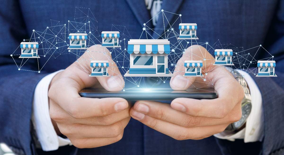 Empresario-que-muestra-el-sistema-de-franquicias-en-un-movil--iStock.jpg