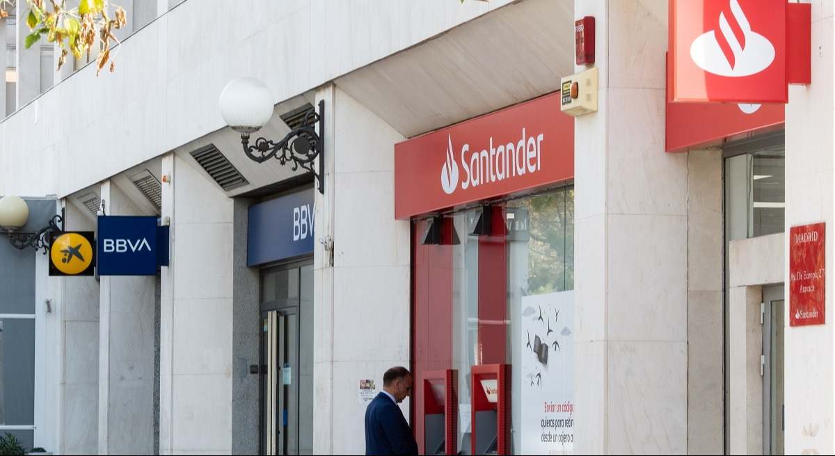 Varias sucursales bancarias en una calle