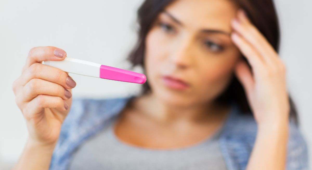 Una mujer, con un test de embarazo