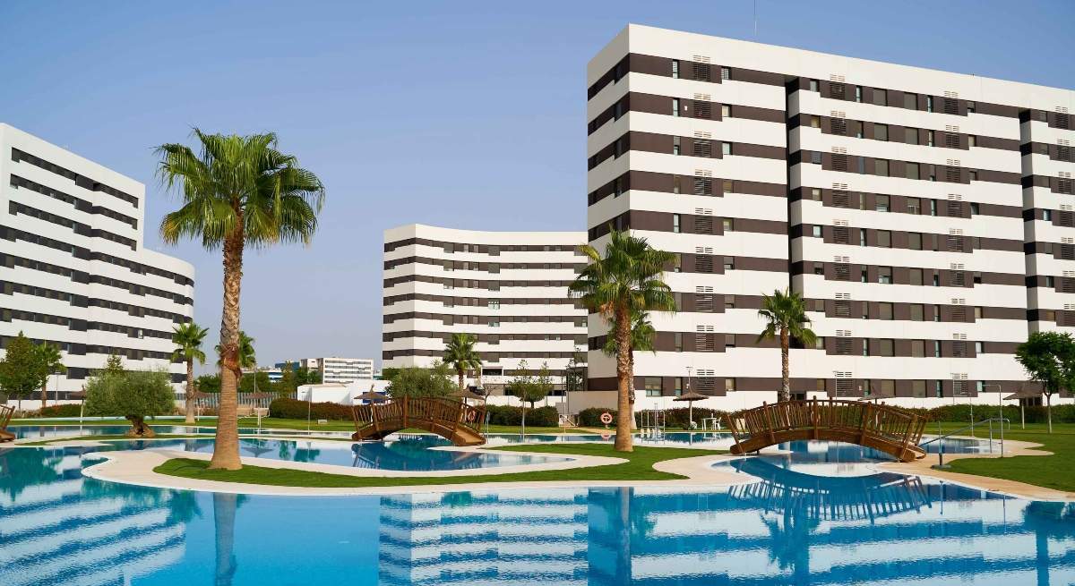 Piscina-y-varios-de-los-edificios-finalizados-del-gran-proyecto-Jardines-Hacienda-Rosario-de-AEDAS-Homes-en-Sevilla_-1.jpg
