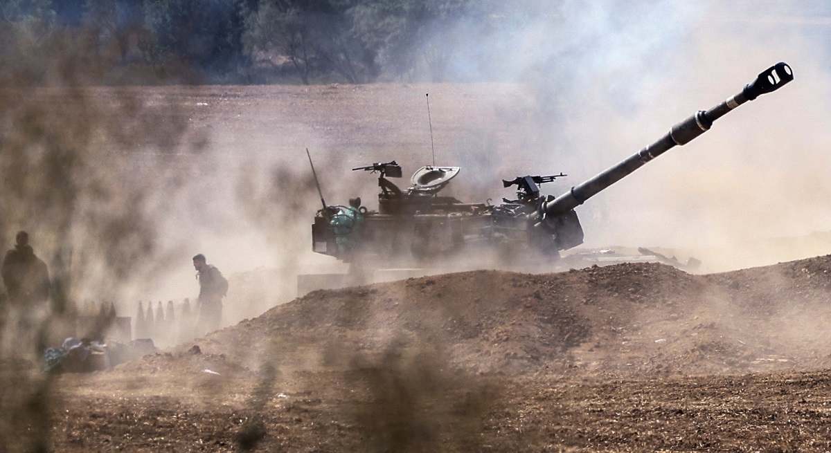 A-tank-and-soldiers-118045062.jpg