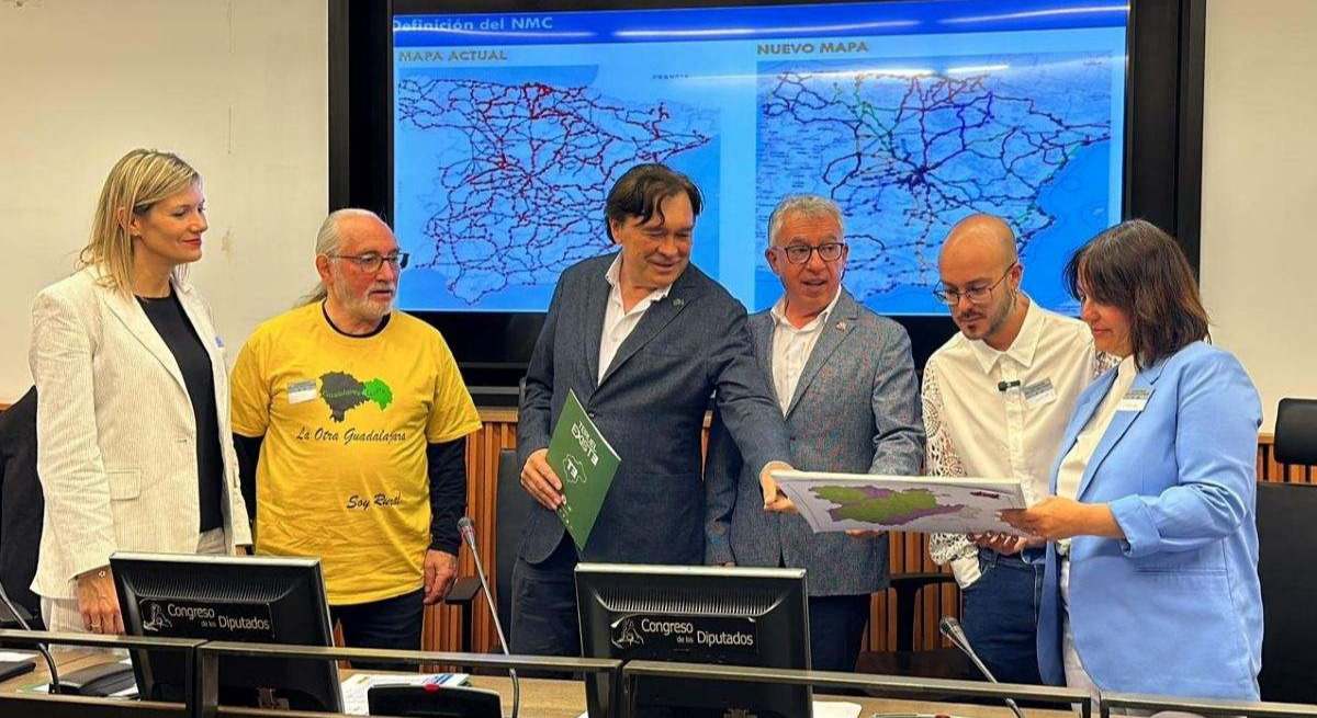Representantes de la España vaciada piden en el Congreso frenar el recorte de paradas de bus estatal