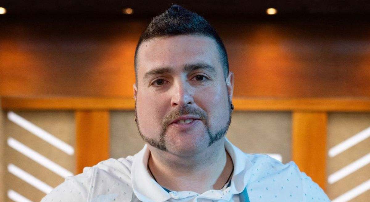 El cocinero bilbaino posando con su delantal