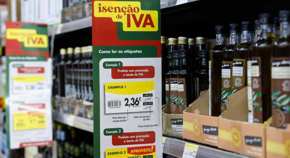 Aceite en un supermercado de Portugal y un cartel explicando la campaña