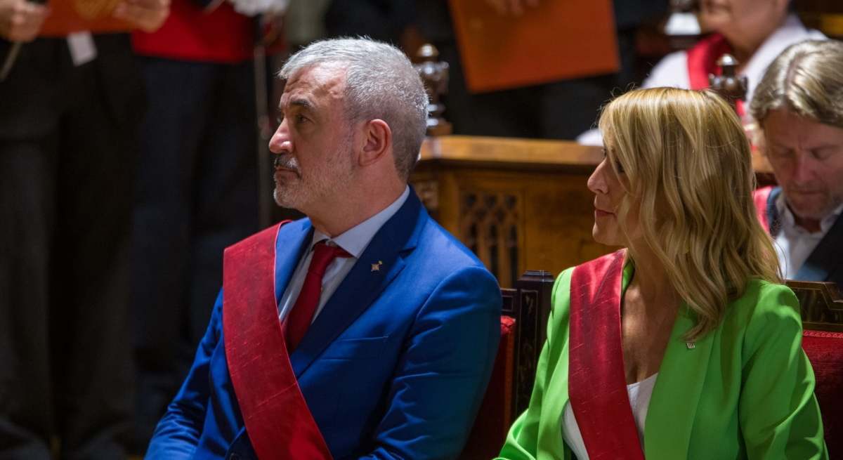 El nuevo alcalde de Barcelona, Jaume Collboni, junto a la concejal Maria Eugènia Gay, en el pleno de investidura en el Ayuntamiento. EP