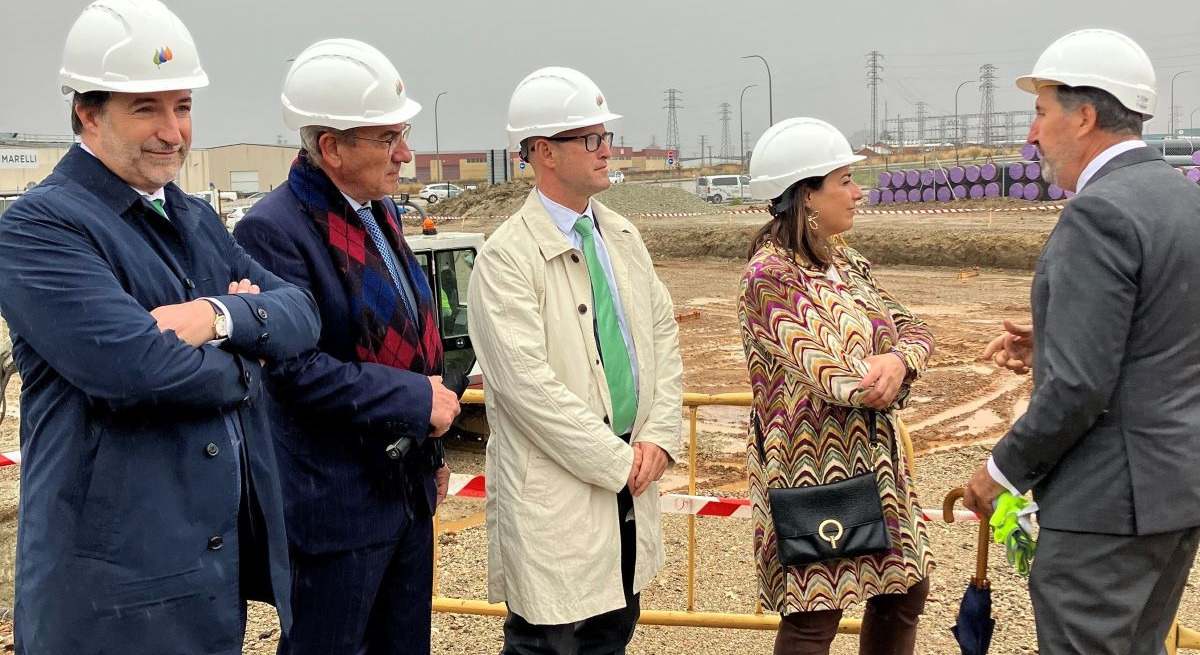 La alcaldesa de Palencia, Miriam Andrés, acompañada del delegado de Iberdrola en Castilla y León, Miguel Calvo, el teniente de alcalde, Carlos Hernández, y el responsable del proyecto, Javier Amores, ha visitado esta mañana las obras de construcción de la