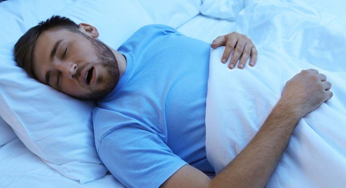 Un hombre descansa plácidamente en su cama