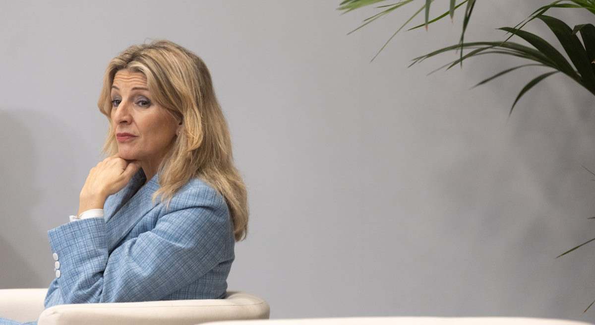 Yolanda Díaz sentada pensativa