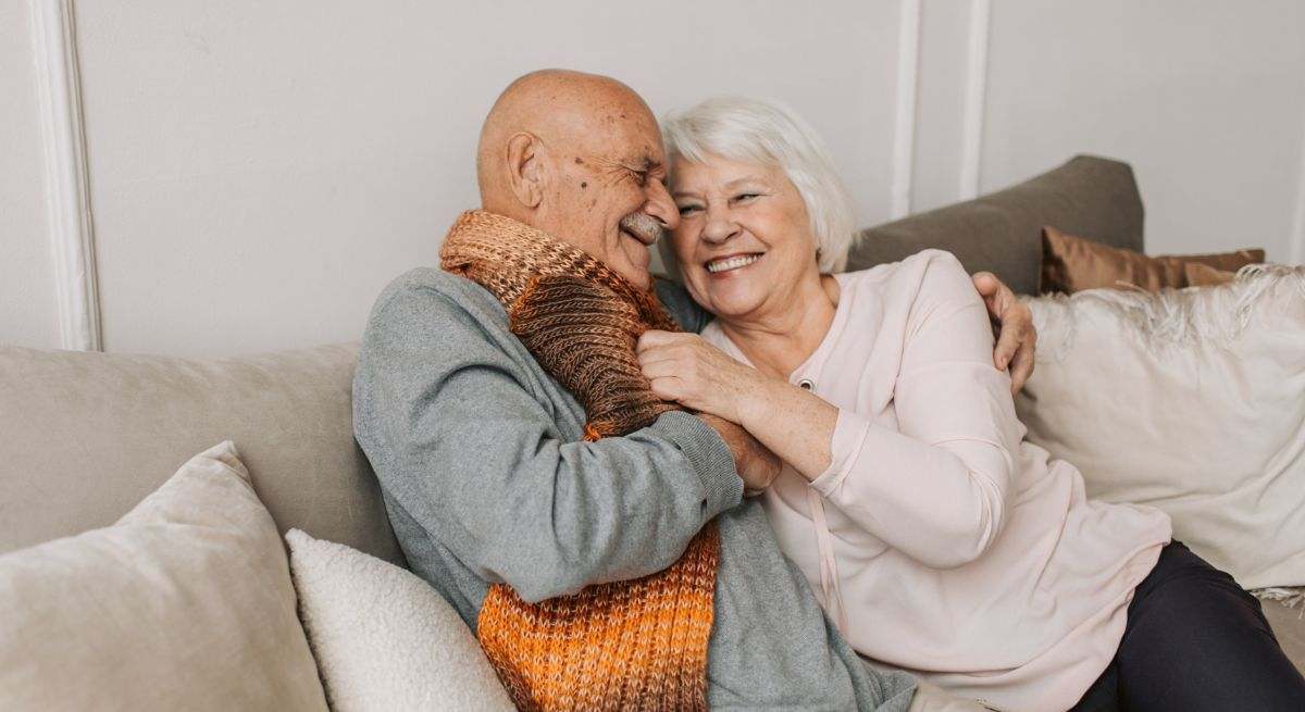 Una pareja de avanzada edad sonríe ante la cámara 