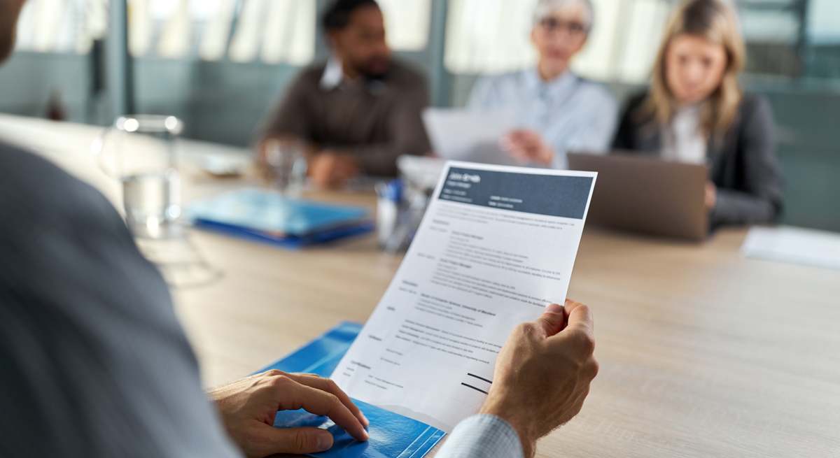 Persona observando currículum. iStock