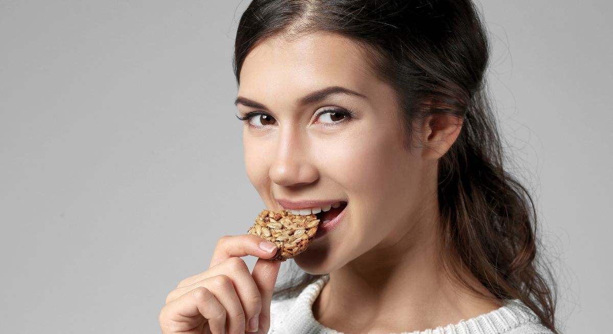 Una mujer come una galleta en su casa