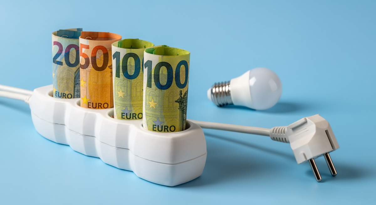 billetes-enchufe-adaptador-precio-luz-dreamstime.jpg