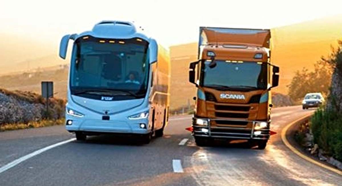 Un autobús y un camión en una carretera