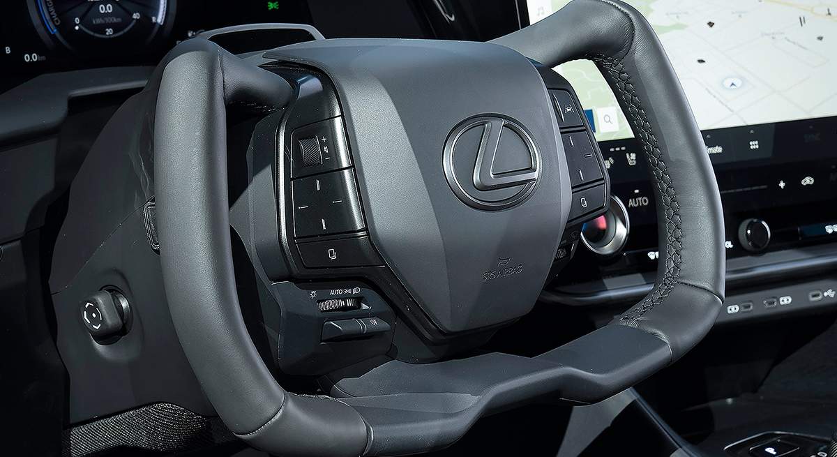 Lexus-RZ-volante.jpg