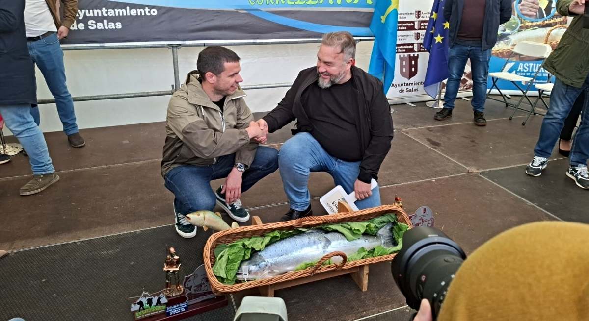 Javier Bueno y Pedro Caramés, tras la subasta / Asturpesca / EP