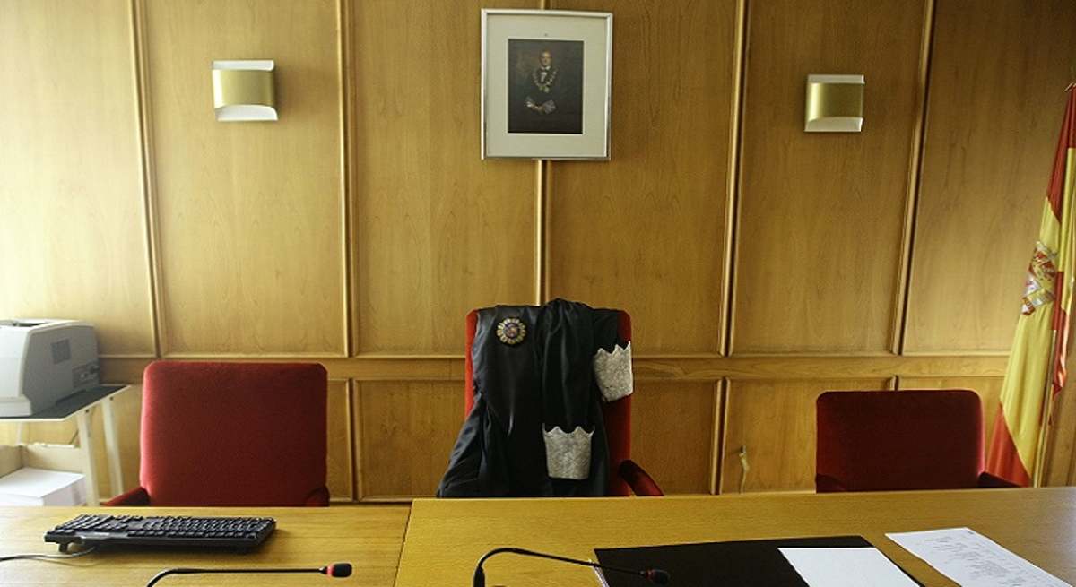 Sala_juicios_con_toga_judicial_Reuters.jpg
