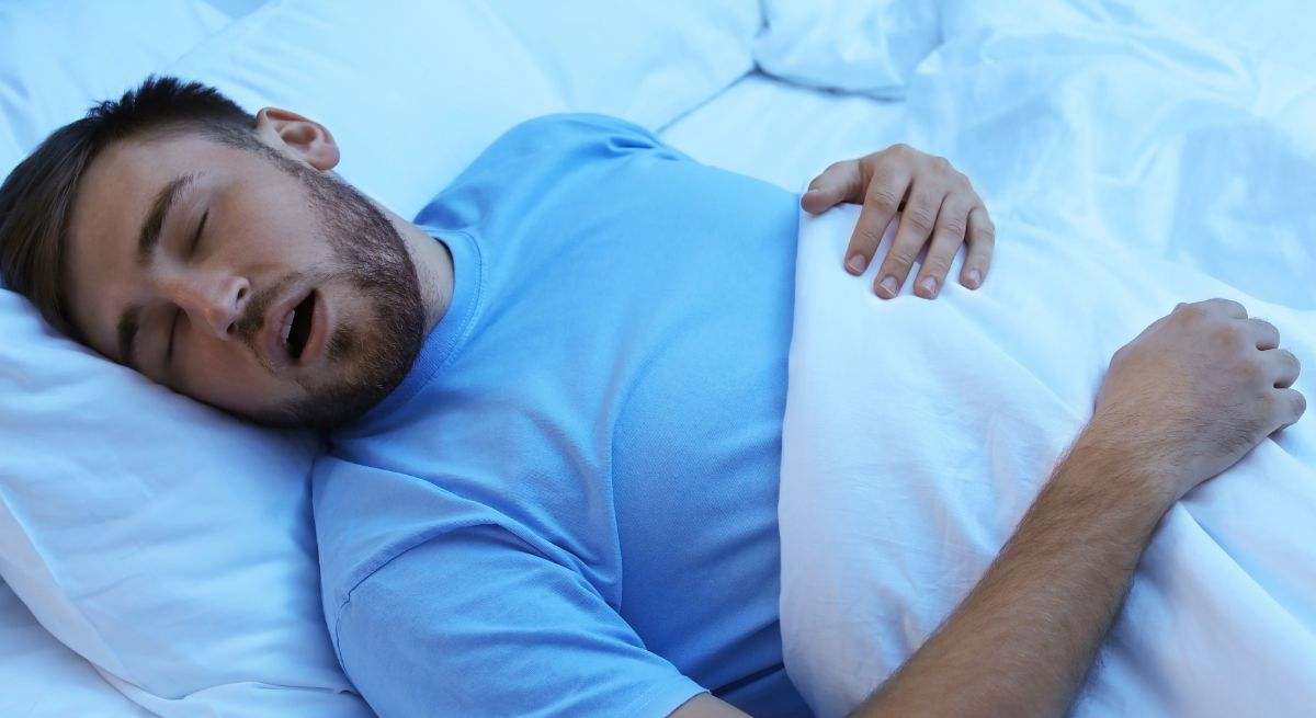 Un hombre duerme
