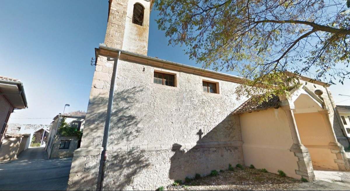 La iglesia del pueblo junto a un árbol