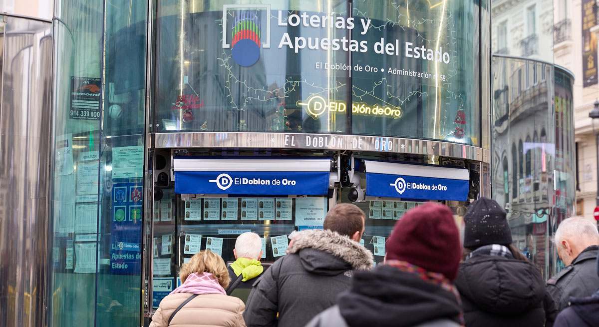 EuropaPress_6433072_varias_personas_hacen_cola_comprar_loteria_sorteo_extraordinario_nino_web.jpg