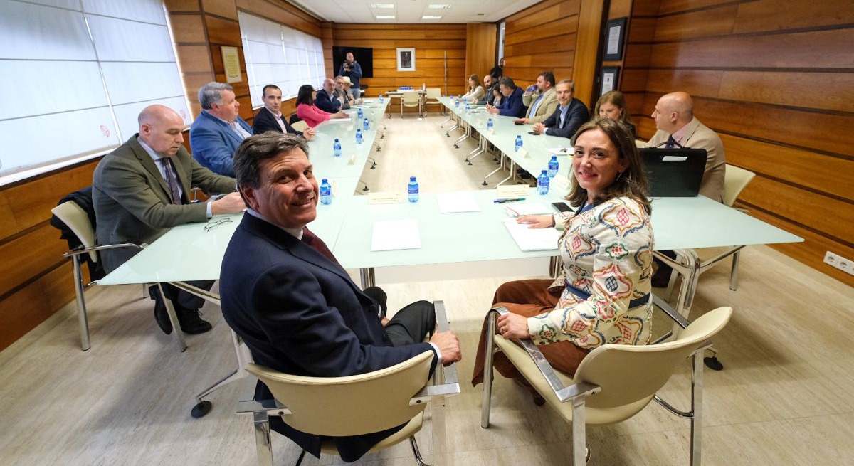 LLos consejeros de Economía, Carlos Fernández Carriedo, y de Agricultura, María González Corral