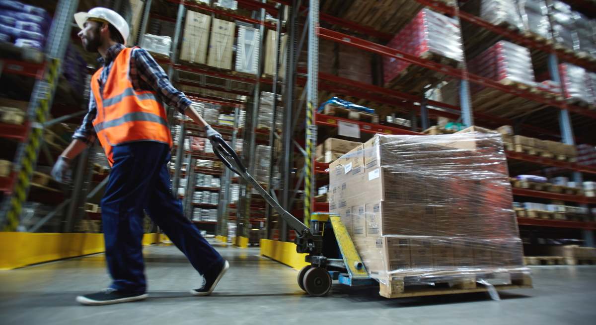 Una fotografía de recurso de un trabajador en un almacén.
