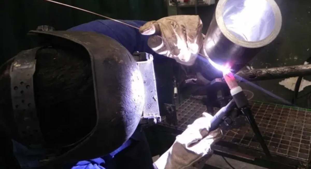 Soldador en una planta metalúrgica
