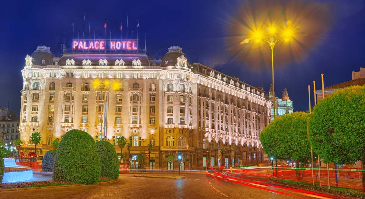 palace-hotel-noche-istock-1200x655.jpg