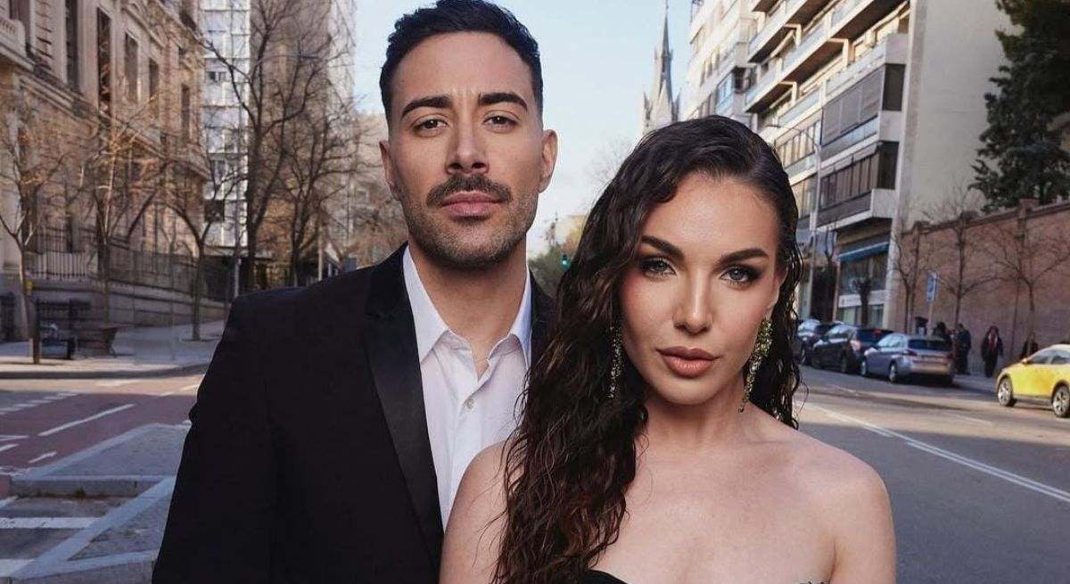 La pareja posando en la calle en los premios Idolo