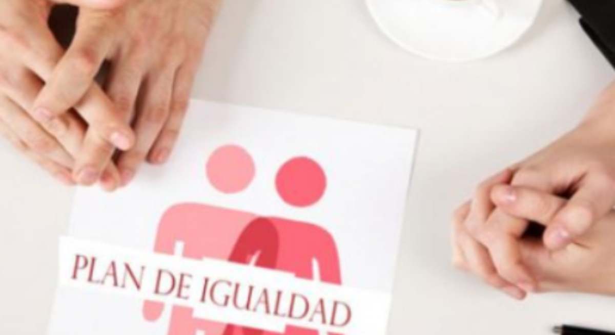 Dos personas ante un plan de igualdad / EP