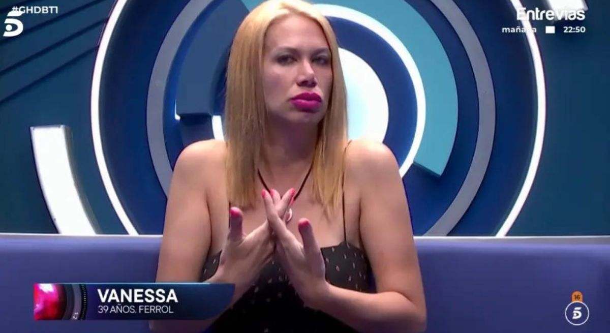 vanessa en el confesionario hablando con el super