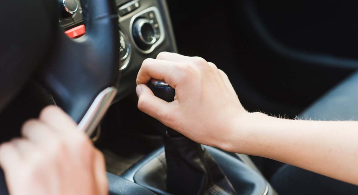 palanca-caja-cambios-coche-averia-iStock-1027819774-2.jpg