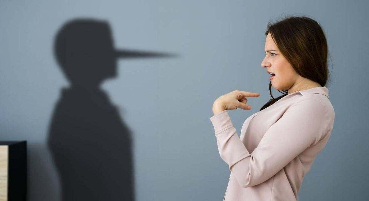 Las palabras que más repiten las personas mentirosas, según la Inteligencia Artificial