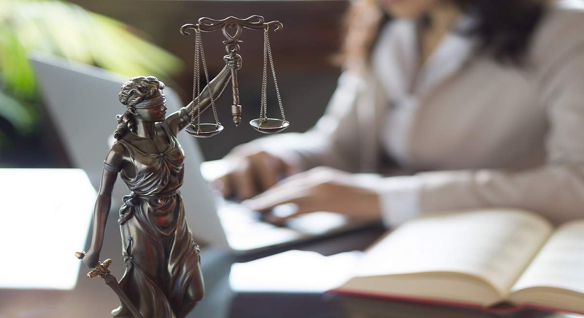 1200-x-655-Estatua-justicia-y-jurista-trabajando-Istock.jpg