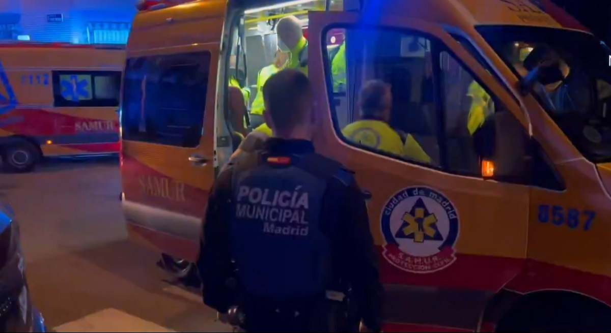 Ambulancia atendiendo al hombre que cayó de una fachada de 4 metros.