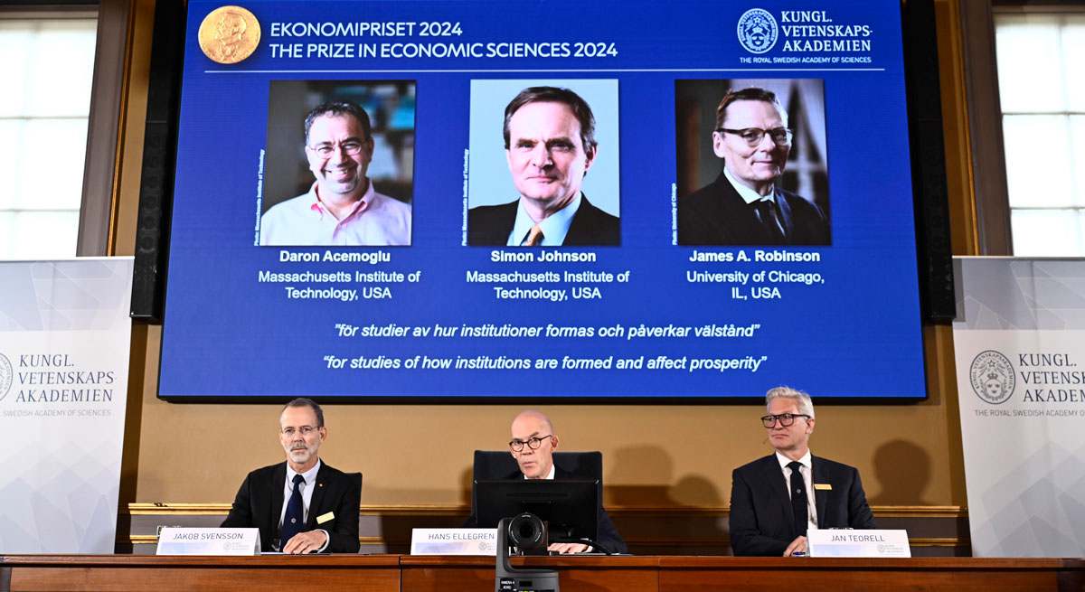 El secretario permanente de la Academia de Ciencias, Hans Ellegren, junto con Jakob Svensson y Jan Teorell, miembros de la Asamblea Nobel en el Riksbank sueco, anunciaron que el Premio en Ciencias Económicas del Riksbank sueco en memoria de Alfred Nobel 2
