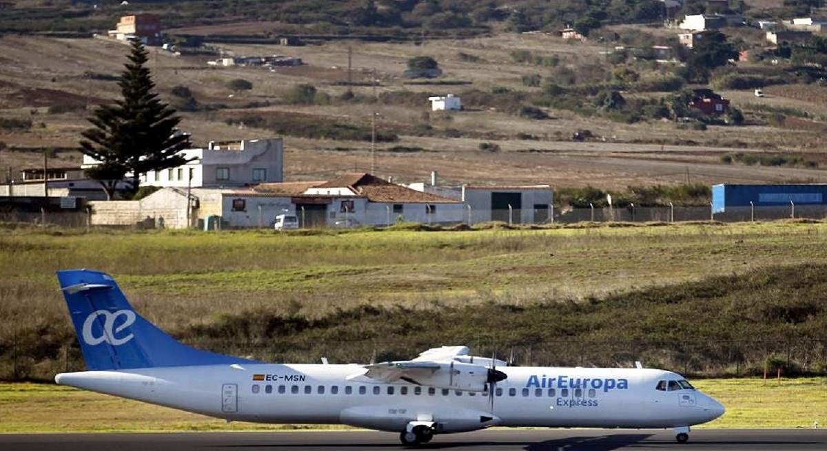 Avion-en-la-pista-de-despegue-EFE.jpg