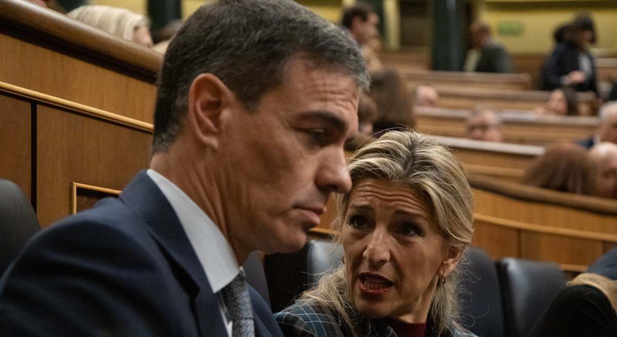 Yolanda Díaz conversa con Pedro Sánchez en el Congreso de los Diputados.