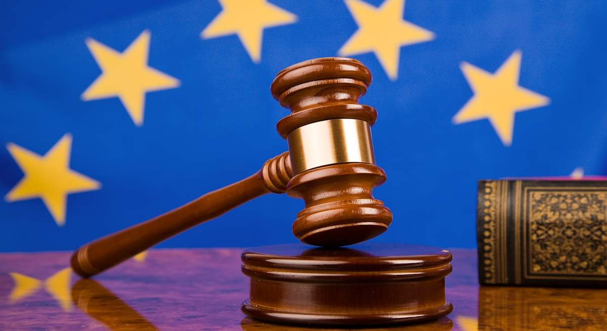 Mazo_Bandera_UE_Legislacion_iStock.jpg