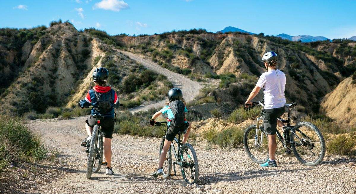 Familia en bicicleta
