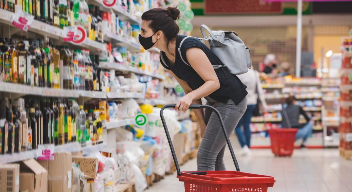 mujer-compra-cesta-istock.jpg