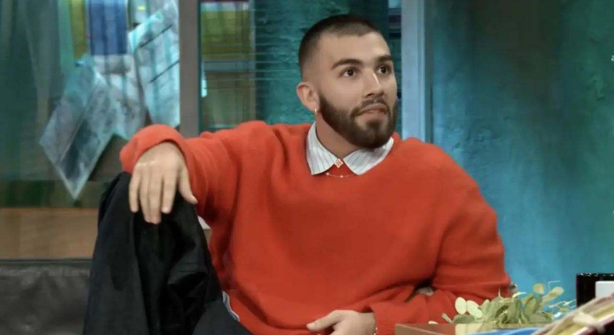 Manuel Turizo con jersey naranja sentado en el sofá de la Revuelta
