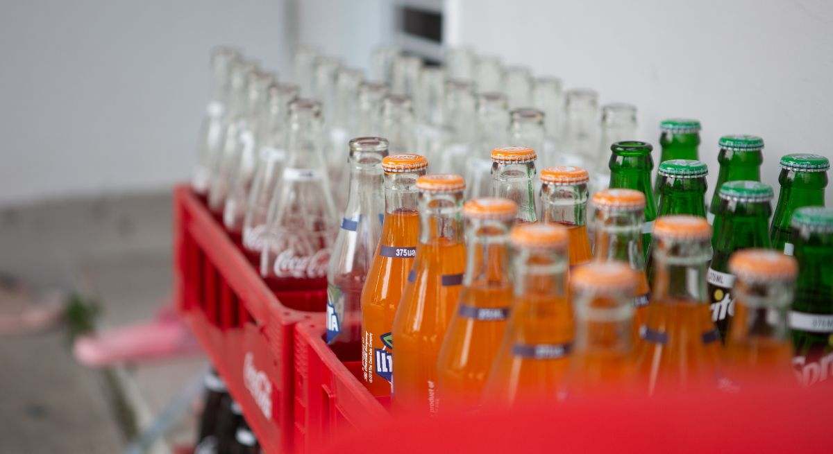 Varios refrescos juntos, apoyados sobre una mesa