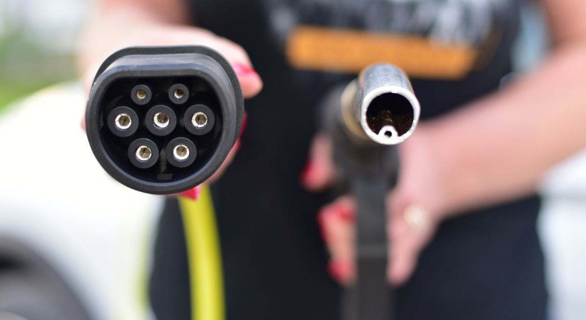 ¿Comprar un coche eléctrico o de combustible en 2024?