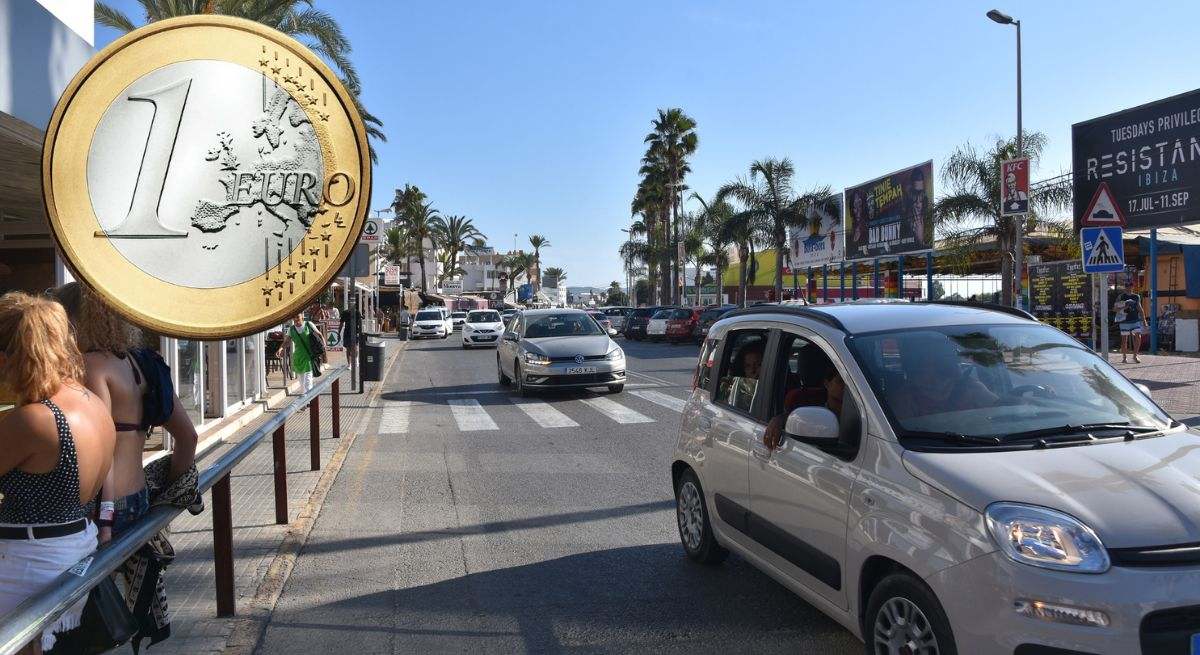 Montaje de coches circulando en Ibiza y un euro